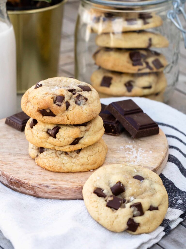Des cookies bien épais, ultra épais avec des énormes morceaux de chocolat qui ne demandent qu’une seule chose : être trempés dans un bon verre de lait.