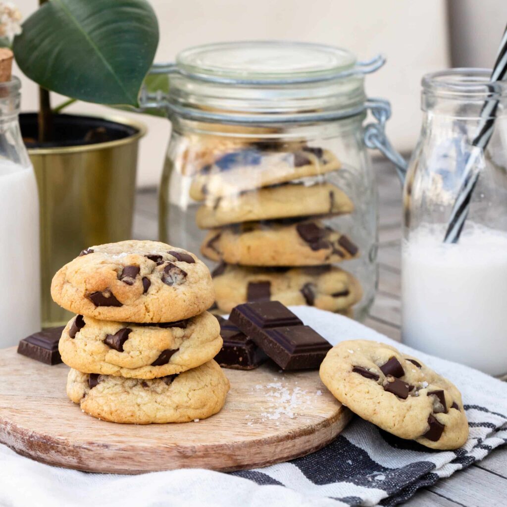 Des cookies bien épais, ultra épais avec des énormes morceaux de chocolat qui ne demandent qu’une seule chose : être trempés dans un bon verre de lait.