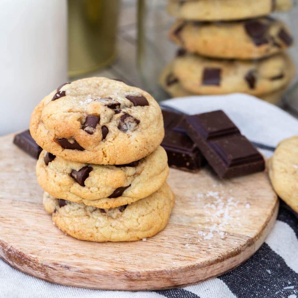 Des cookies bien épais, ultra épais avec des énormes morceaux de chocolat qui ne demandent qu’une seule chose : être trempés dans un bon verre de lait.