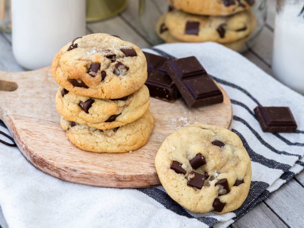 Des cookies bien épais, ultra épais avec des énormes morceaux de chocolat qui ne demandent qu’une seule chose : être trempés dans un bon verre de lait.