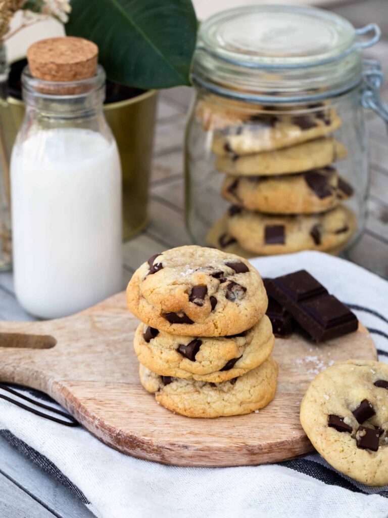 Des cookies bien épais, ultra épais avec des énormes morceaux de chocolat qui ne demandent qu’une seule chose : être trempés dans un bon verre de lait.