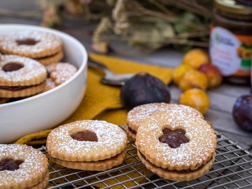 Des sablés véganes fourrés à la confiture (sablés linzer), ultra fondants et régressifs à souhait. Une recette idéale pour le goûter des enfants ou les p’tits creux de tous les gourmands.