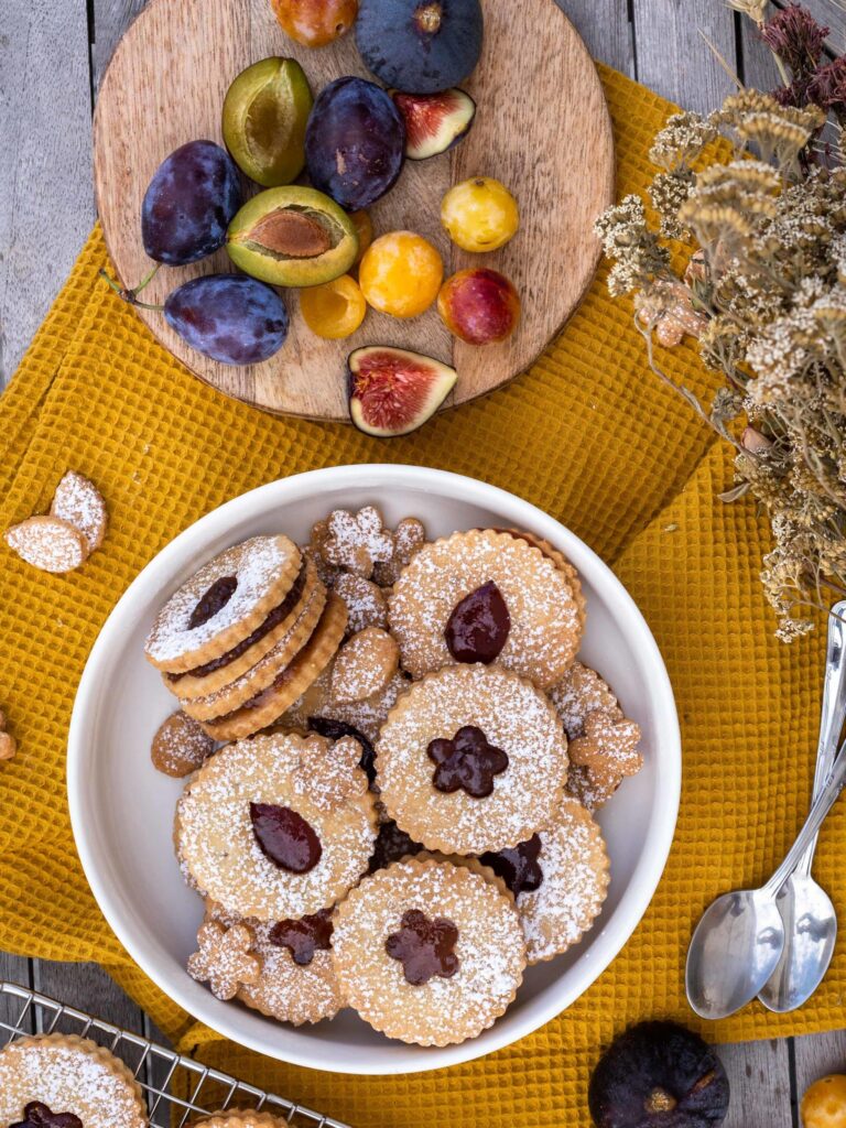 Des sablés véganes fourrés à la confiture (sablés linzer), ultra fondants et régressifs à souhait. Une recette idéale pour le goûter des enfants ou les p’tits creux de tous les gourmands.