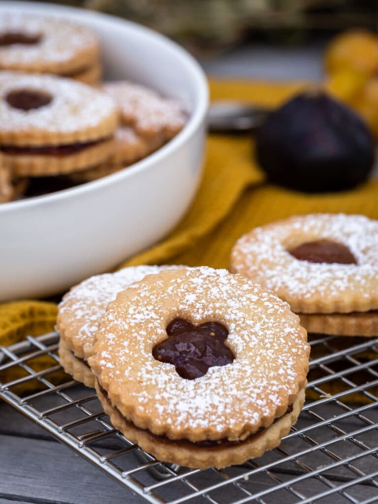 Des sablés véganes fourrés à la confiture (sablés linzer), ultra fondants et régressifs à souhait. Une recette idéale pour le goûter des enfants ou les p’tits creux de tous les gourmands.