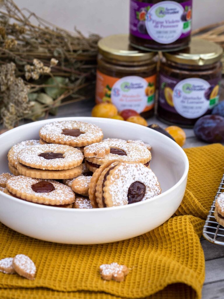 Des sablés véganes fourrés à la confiture (sablés linzer), ultra fondants et régressifs à souhait. Une recette idéale pour le goûter des enfants ou les p’tits creux de tous les gourmands.