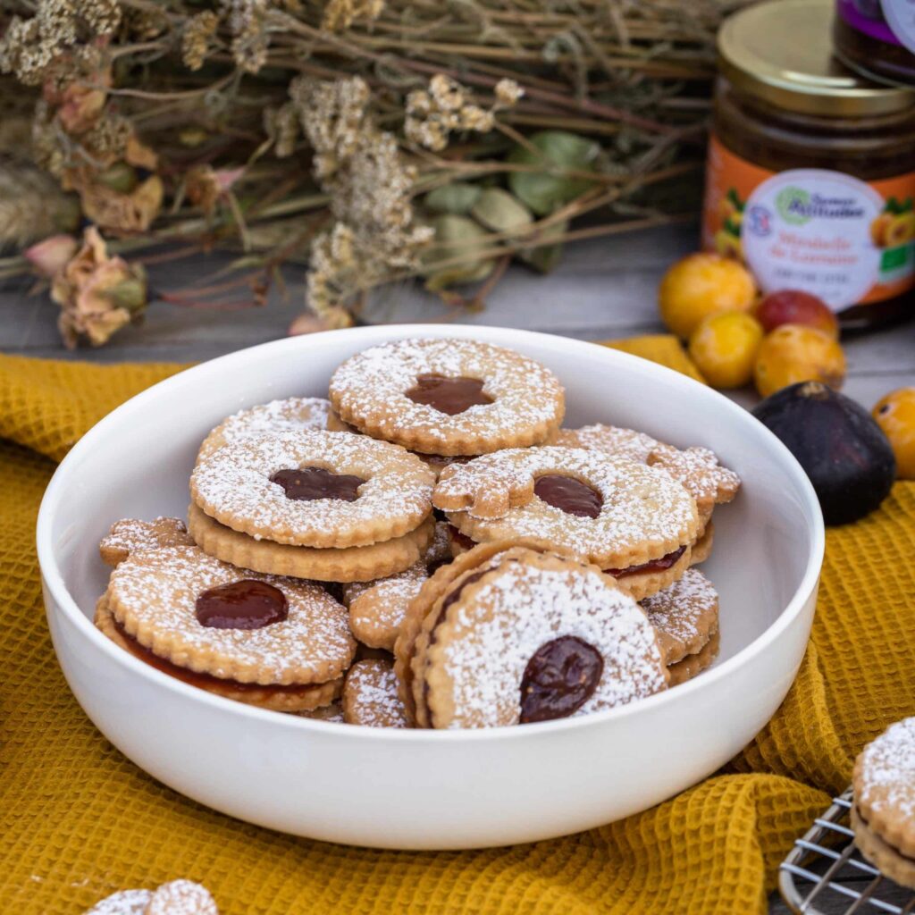 Des sablés véganes fourrés à la confiture (sablés linzer), ultra fondants et régressifs à souhait. Une recette idéale pour le goûter des enfants ou les p’tits creux de tous les gourmands.