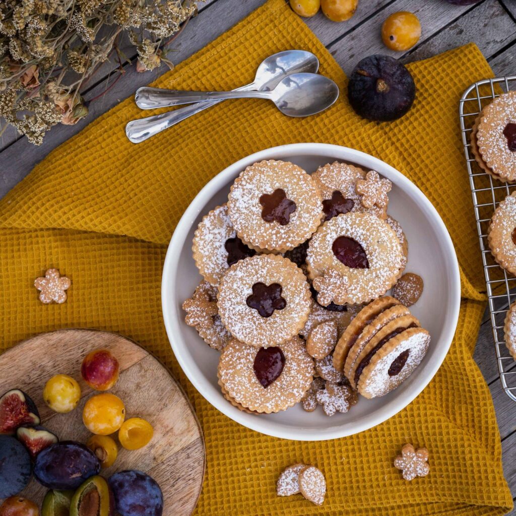 Des sablés véganes fourrés à la confiture (sablés linzer), ultra fondants et régressifs à souhait. Une recette idéale pour le goûter des enfants ou les p’tits creux de tous les gourmands.