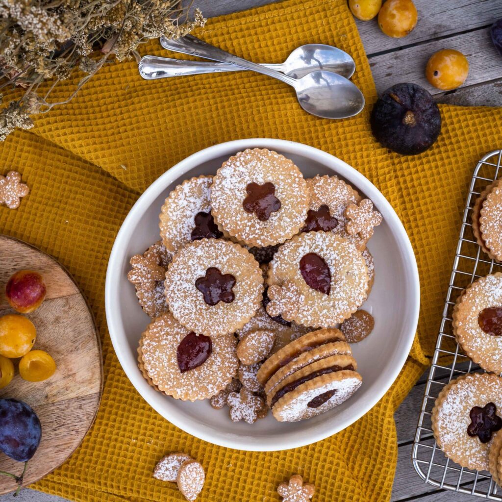 Des sablés véganes fourrés à la confiture (sablés linzer), ultra fondants et régressifs à souhait. Une recette idéale pour le goûter des enfants ou les p’tits creux de tous les gourmands.