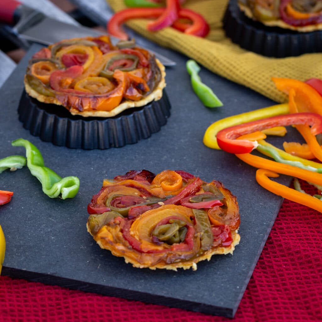 Une recette de tarte tatin vegan avec des poivrons caramélisés à la sauce soja sucrée. Recette vegan, végétalienne, végétarienne.