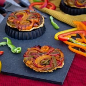 Une recette de tarte tatin vegan avec des poivrons caramélisés à la sauce soja sucrée. Recette vegan, végétalienne, végétarienne.