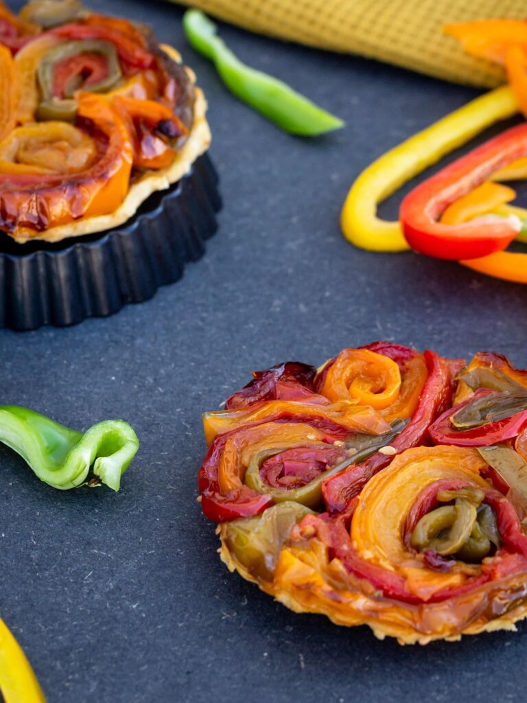 Une recette de tarte tatin vegan avec des poivrons caramélisés à la sauce soja sucrée. Recette vegan, végétalienne, végétarienne.