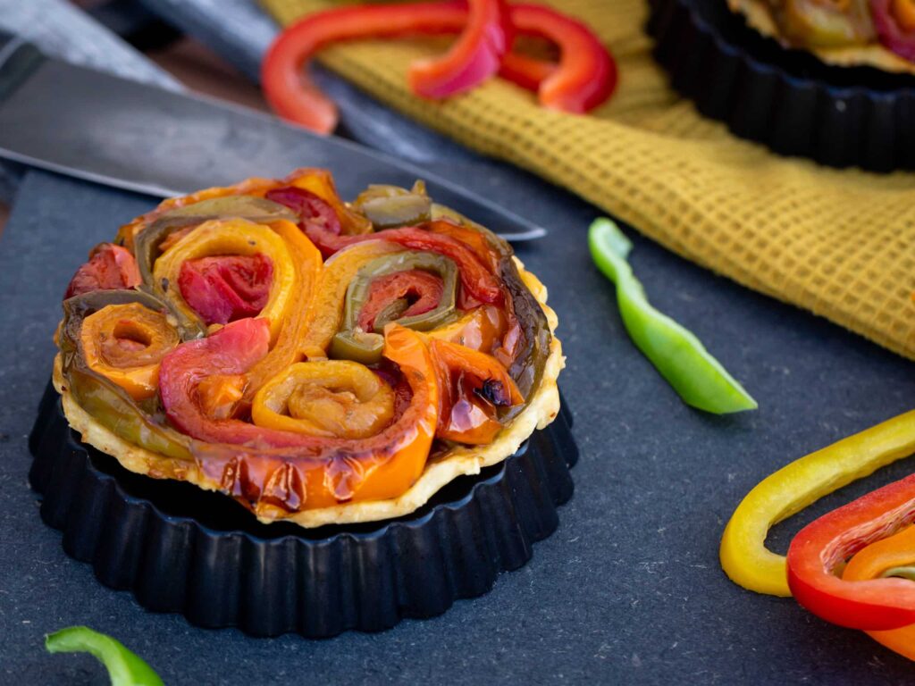 Une recette de tarte tatin vegan avec des poivrons caramélisés à la sauce soja sucrée. Recette vegan, végétalienne, végétarienne.