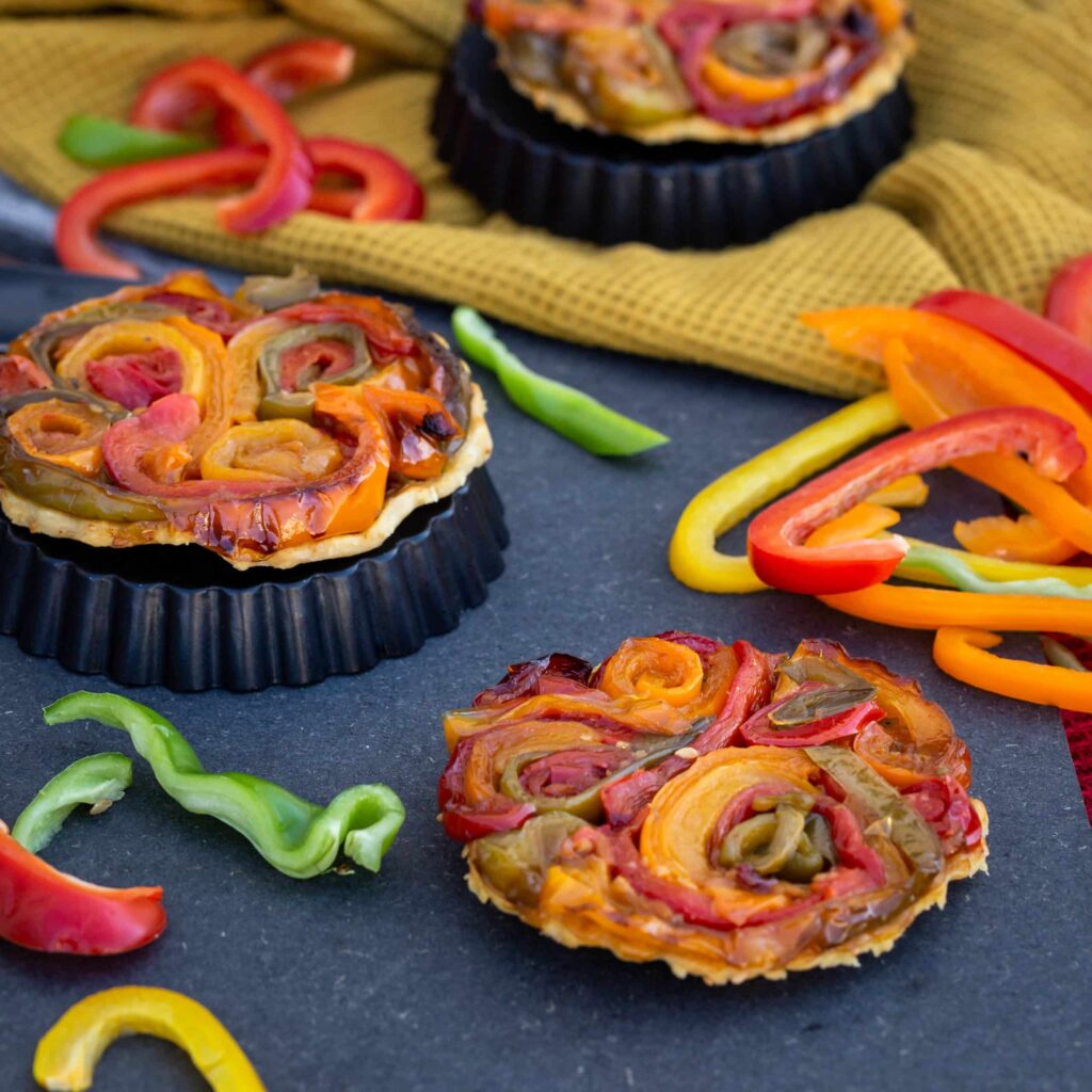 Une recette de tarte tatin vegan avec des poivrons caramélisés à la sauce soja sucrée. Recette vegan, végétalienne, végétarienne.