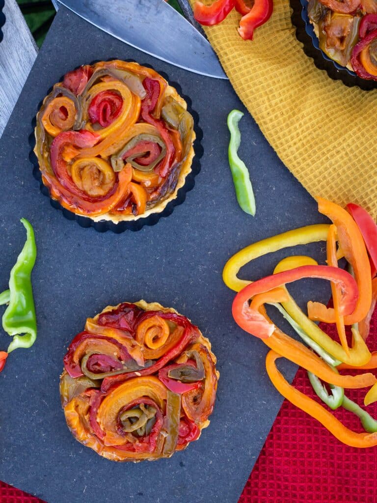 Une recette de tarte tatin vegan avec des poivrons caramélisés à la sauce soja sucrée. Recette vegan, végétalienne, végétarienne.