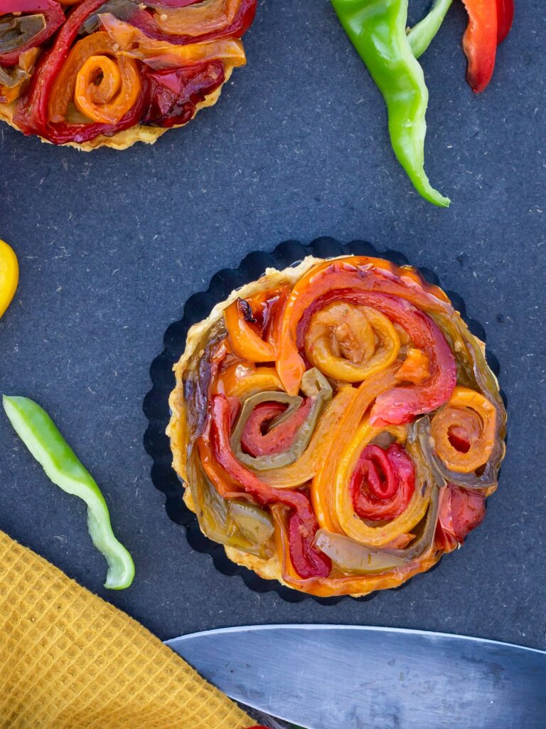 Une recette de tarte tatin vegan avec des poivrons caramélisés à la sauce soja sucrée. Recette vegan, végétalienne, végétarienne.