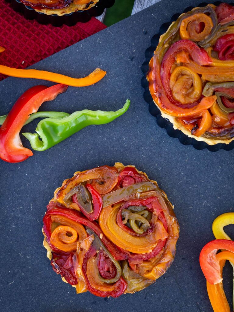 Une recette de tarte tatin vegan avec des poivrons caramélisés à la sauce soja sucrée. Recette vegan, végétalienne, végétarienne.