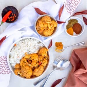 Une recette de chou fleur crémeux dans une sauce à la coco et au garam massala ! Recette vegan, végétalienne et sans gluten. Végétarien.