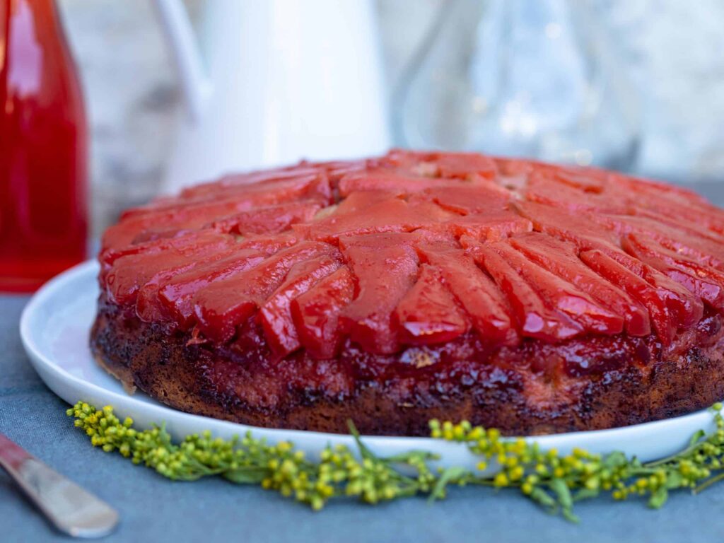 C’est la saison des coings et on lui rend bien ! Avec ce gâteau à la texture légère et moelleuse qui absorbe parfaitement le sirop aux coing épicés... Et je vous parle même pas de ses bords caramélisés ultra gourmands.
