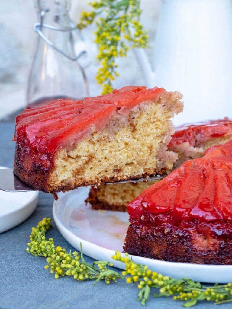 C’est la saison des coings et on lui rend bien ! Avec ce gâteau à la texture légère et moelleuse qui absorbe parfaitement le sirop aux coing épicés... Et je vous parle même pas de ses bords caramélisés ultra gourmands.