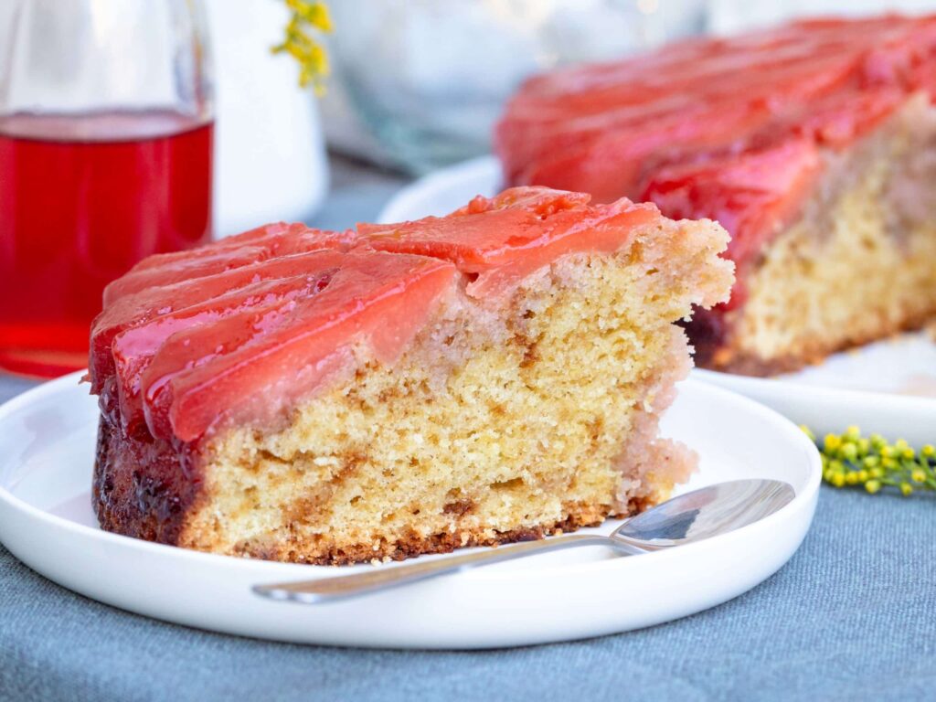 C’est la saison des coings et on lui rend bien ! Avec ce gâteau à la texture légère et moelleuse qui absorbe parfaitement le sirop aux coing épicés... Et je vous parle même pas de ses bords caramélisés ultra gourmands.