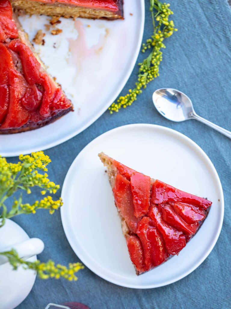 C’est la saison des coings et on lui rend bien ! Avec ce gâteau à la texture légère et moelleuse qui absorbe parfaitement le sirop aux coing épicés... Et je vous parle même pas de ses bords caramélisés ultra gourmands.