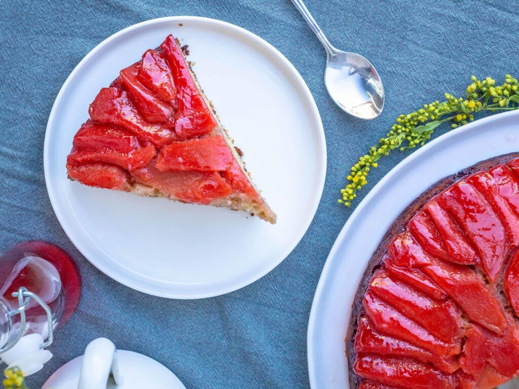 C’est la saison des coings et on lui rend bien ! Avec ce gâteau à la texture légère et moelleuse qui absorbe parfaitement le sirop aux coing épicés... Et je vous parle même pas de ses bords caramélisés ultra gourmands.