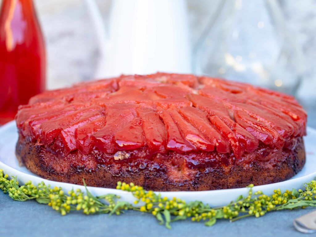 C’est la saison des coings et on lui rend bien ! Avec ce gâteau à la texture légère et moelleuse qui absorbe parfaitement le sirop aux coing épicés... Et je vous parle même pas de ses bords caramélisés ultra gourmands.