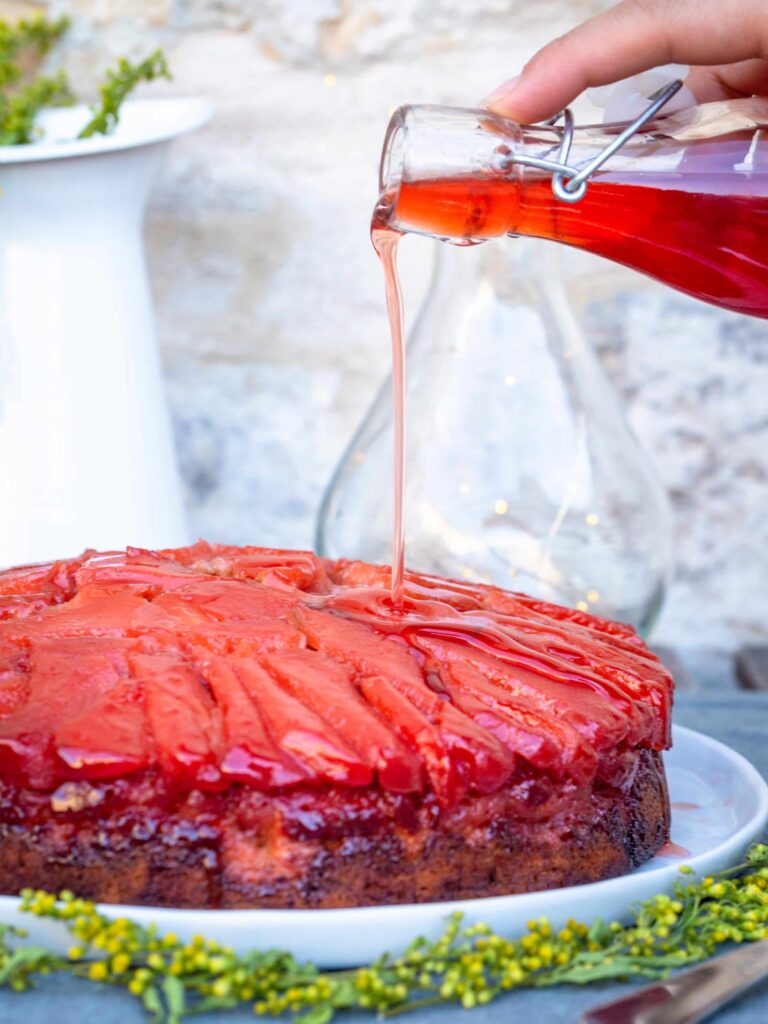 C’est la saison des coings et on lui rend bien ! Avec ce gâteau à la texture légère et moelleuse qui absorbe parfaitement le sirop aux coing épicés... Et je vous parle même pas de ses bords caramélisés ultra gourmands.