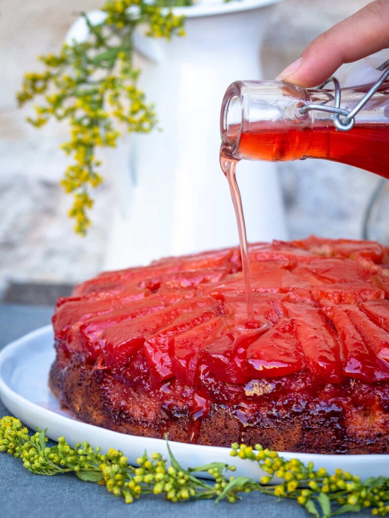 C’est la saison des coings et on lui rend bien ! Avec ce gâteau à la texture légère et moelleuse qui absorbe parfaitement le sirop aux coing épicés... Et je vous parle même pas de ses bords caramélisés ultra gourmands.
