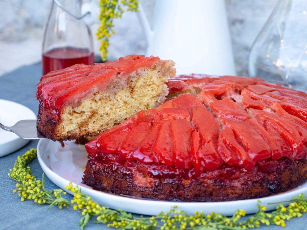 C’est la saison des coings et on lui rend bien ! Avec ce gâteau à la texture légère et moelleuse qui absorbe parfaitement le sirop aux coing épicés... Et je vous parle même pas de ses bords caramélisés ultra gourmands.