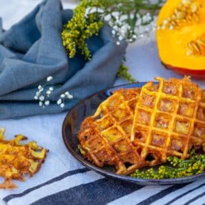 Une recette super rapide, simple et gourmande de gaufres aux légumes (sans gluten, et végétariennes) à base de potimarron râpé et de reblochon !