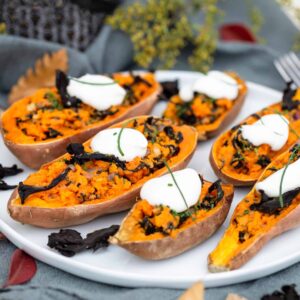 Une recette vegan et sans gluten de patates douces rôties au four avec des champignons trompettes de la mort, façon potatoe skins ! Recette végétarienne et végétalienne.