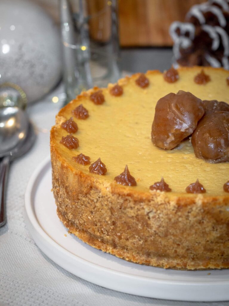 Un cheesecake léger, onctueux et très gourmand au bon goût de marron. Composé d’un biscuit généreux, d’une crème au mascarpone et au yaourt brisé à la crème de marron dans laquelle on retrouve de délicieux morceaux de marron glacé, ce cheesecake est complètement addictif !