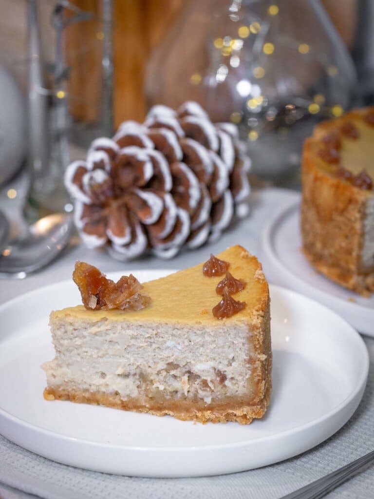 Un cheesecake léger, onctueux et très gourmand au bon goût de marron. Composé d’un biscuit généreux, d’une crème au mascarpone et au yaourt brisé à la crème de marron dans laquelle on retrouve de délicieux morceaux de marron glacé, ce cheesecake est complètement addictif !