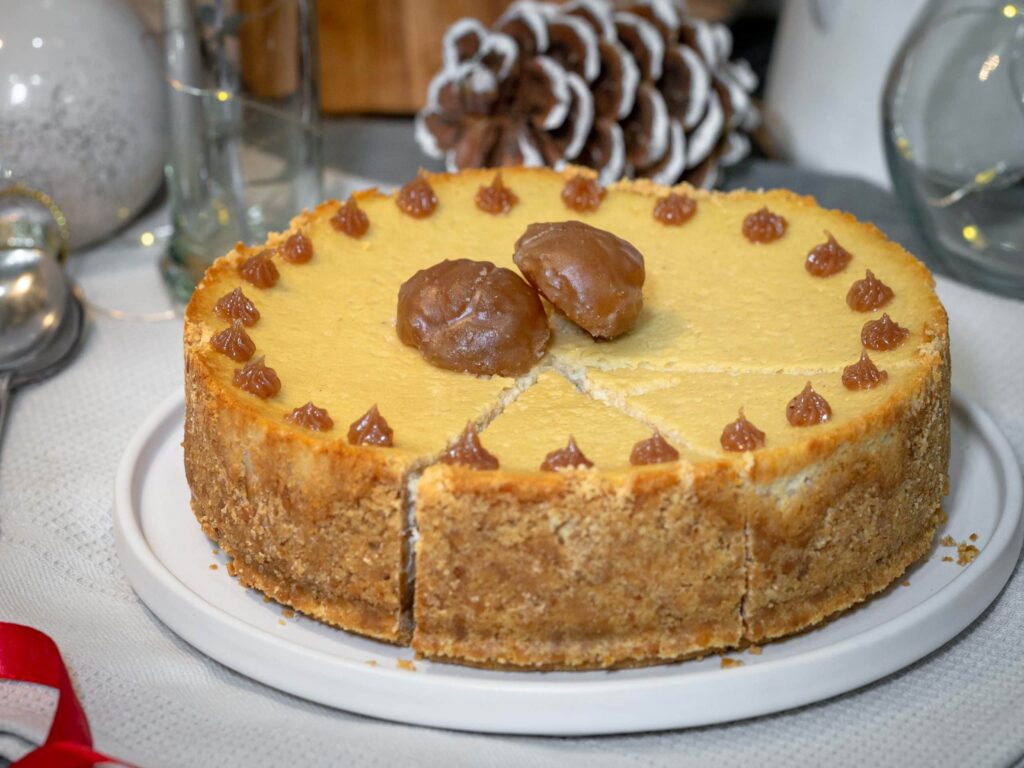 Un cheesecake léger, onctueux et très gourmand au bon goût de marron. Composé d’un biscuit généreux, d’une crème au mascarpone et au yaourt brisé à la crème de marron dans laquelle on retrouve de délicieux morceaux de marron glacé, ce cheesecake est complètement addictif !