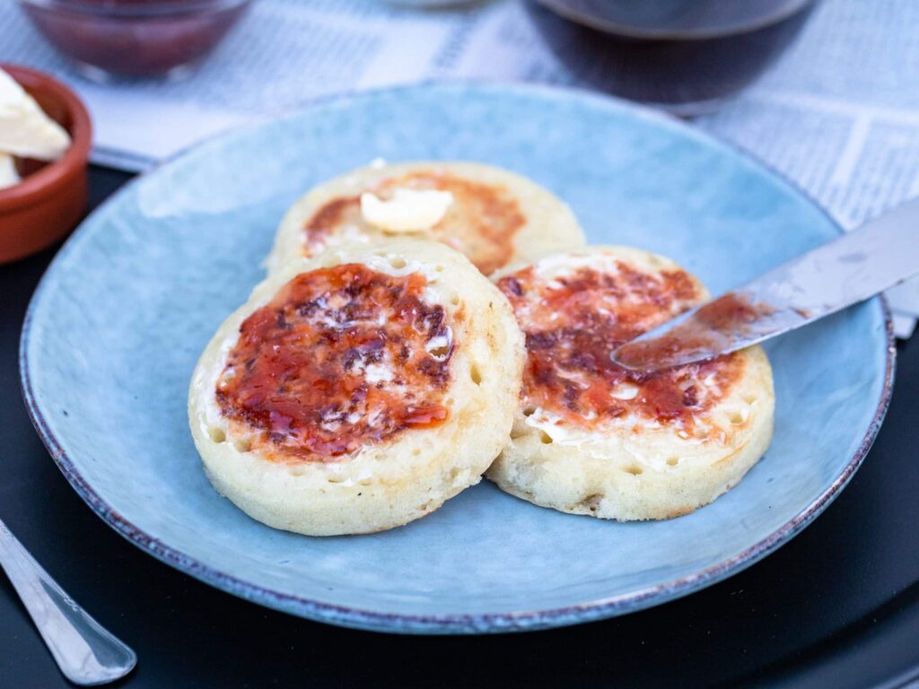 Des petits pains moelleux et spongieux, avec un côté lisse et un côté parsemé de petits trous où viennent se loger le beurre, la confiture ou encore la pâte à tartiner choco/noisettes... Hello les crumpets !