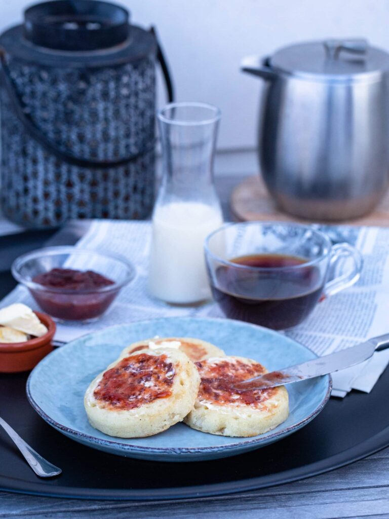 Des petits pains moelleux et spongieux, avec un côté lisse et un côté parsemé de petits trous où viennent se loger le beurre, la confiture ou encore la pâte à tartiner choco/noisettes... Hello les crumpets !