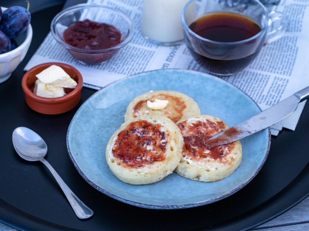 Des petits pains moelleux et spongieux, avec un côté lisse et un côté parsemé de petits trous où viennent se loger le beurre, la confiture ou encore la pâte à tartiner choco/noisettes... Hello les crumpets !