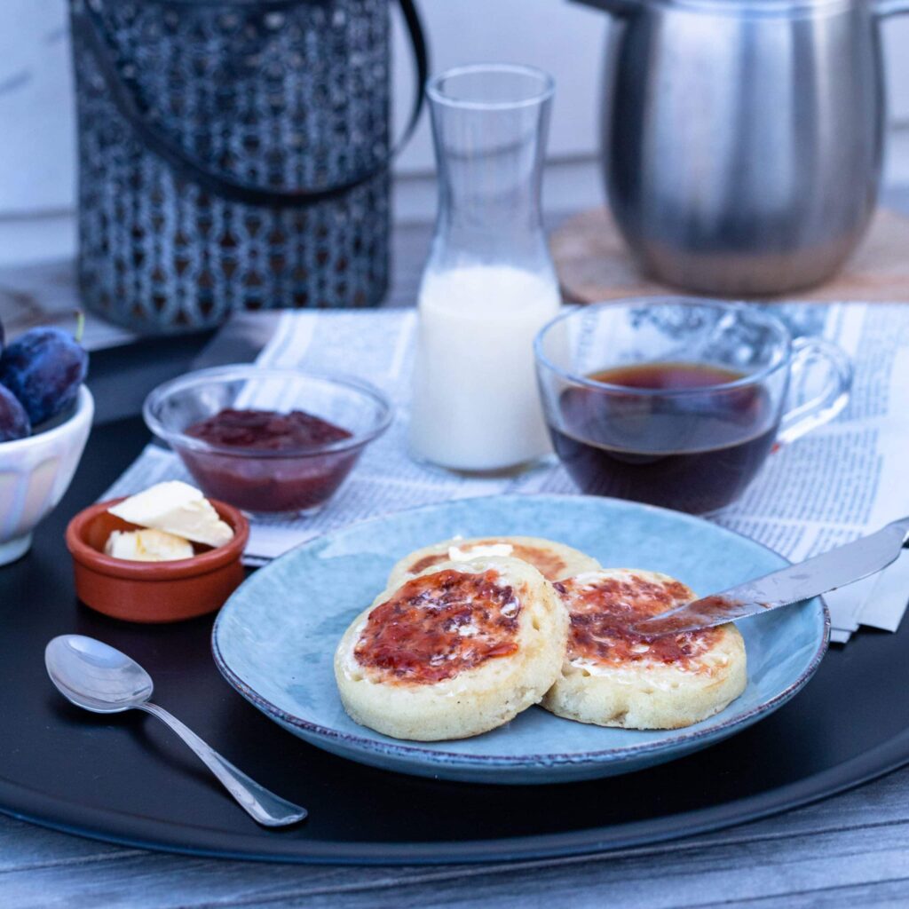 Des petits pains moelleux et spongieux, avec un côté lisse et un côté parsemé de petits trous où viennent se loger le beurre, la confiture ou encore la pâte à tartiner choco/noisettes... Hello les crumpets !