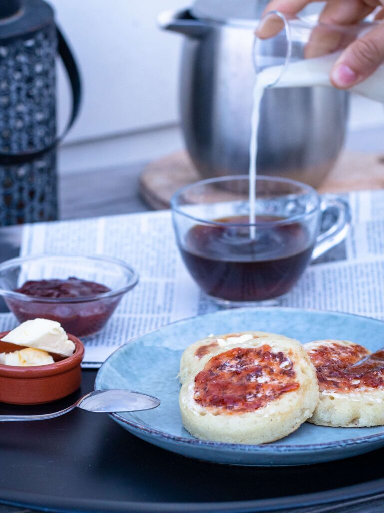 Des petits pains moelleux et spongieux, avec un côté lisse et un côté parsemé de petits trous où viennent se loger le beurre, la confiture ou encore la pâte à tartiner choco/noisettes... Hello les crumpets !