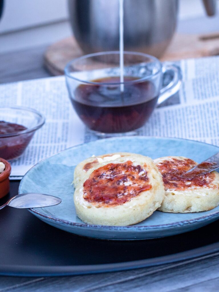 Des petits pains moelleux et spongieux, avec un côté lisse et un côté parsemé de petits trous où viennent se loger le beurre, la confiture ou encore la pâte à tartiner choco/noisettes... Hello les crumpets !