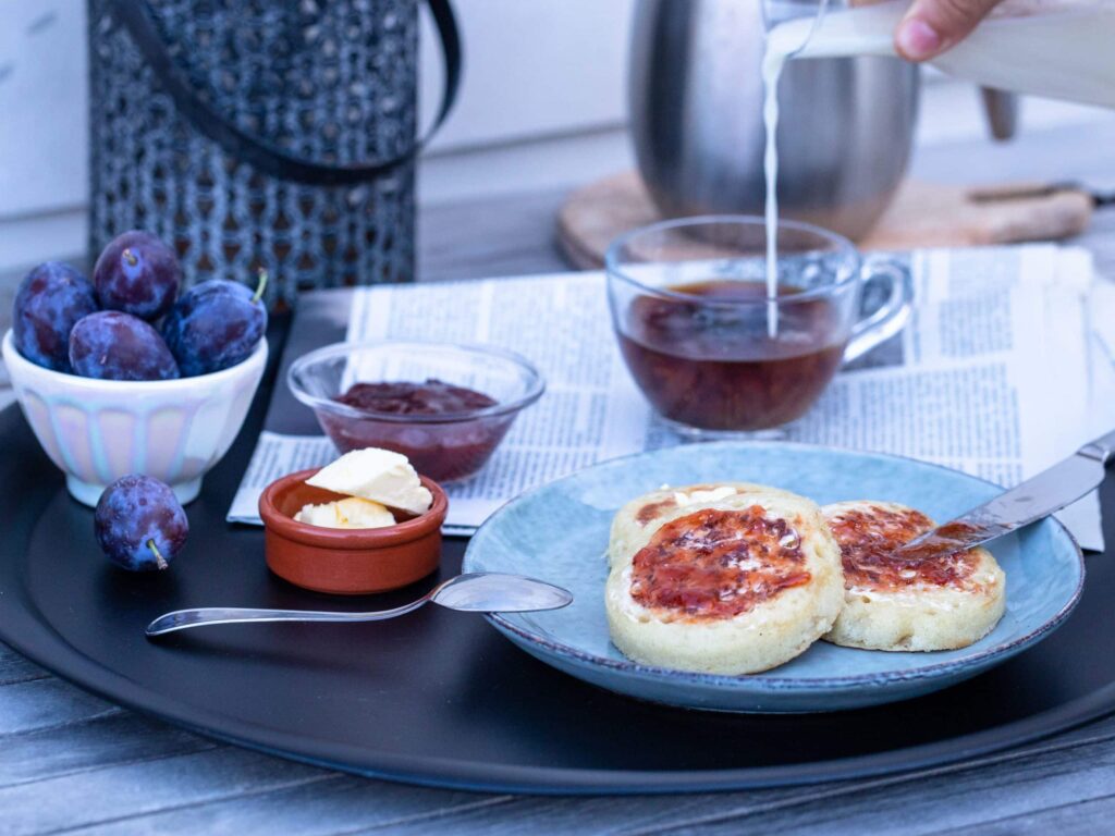Des petits pains moelleux et spongieux, avec un côté lisse et un côté parsemé de petits trous où viennent se loger le beurre, la confiture ou encore la pâte à tartiner choco/noisettes... Hello les crumpets !