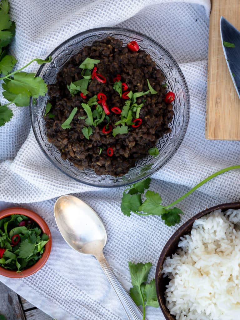 Une recette de dhal "one pot" aux lentilles béluga, simple et rapide et sans matière grasse. Recette vegan, végétarienne, sans gluten
