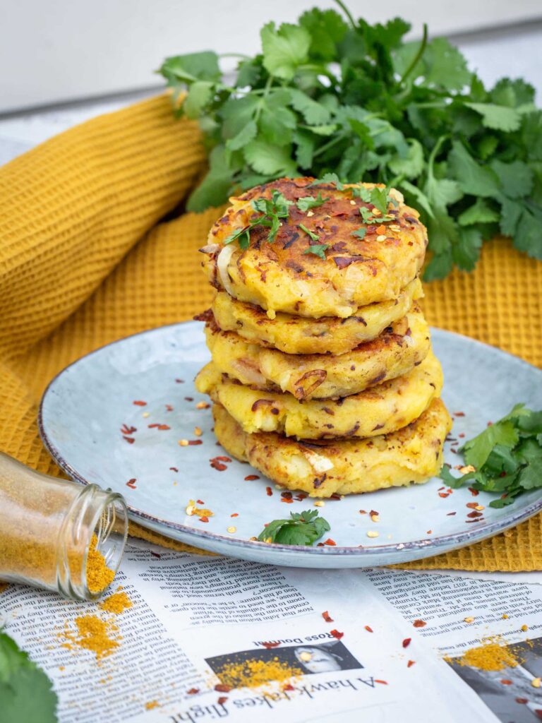 Une recette simple de pommes de terre au curry ! Un délice avec un dhal, un curry ou n'importe quel plat en fait ! Recette végétarienne, sans gluten, vegan, végétalienne.
