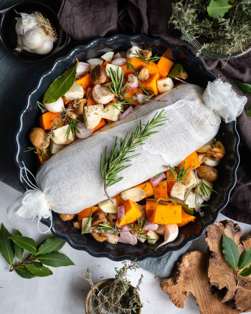 Découvrez cette recette de rôti vegan, avec une base de haricots blancs et une farce à la pomme et à la châtaigne.