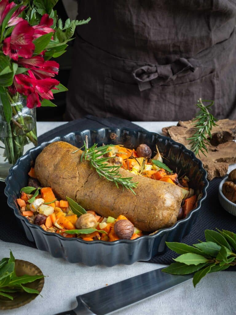 Découvrez cette recette de rôti vegan, avec une base de haricots blancs et une farce à la pomme et à la châtaigne.