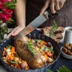 Découvrez cette recette de rôti vegan, avec une base de haricots blancs et une farce à la pomme et à la châtaigne.