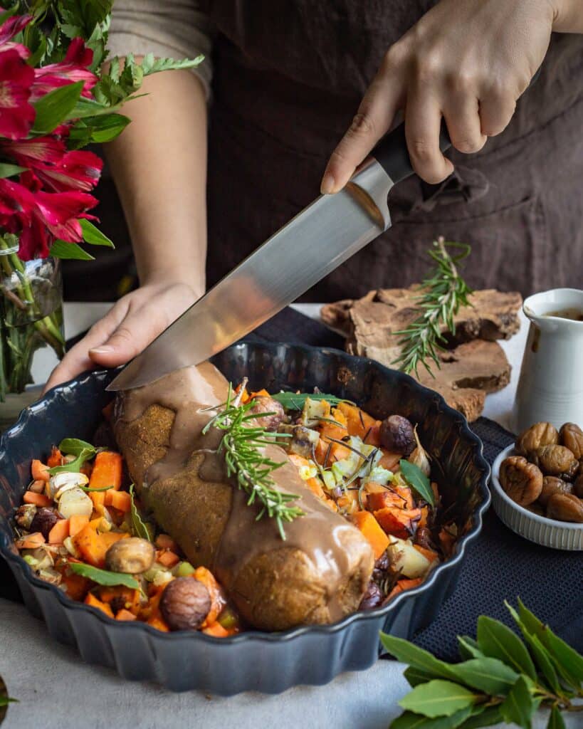 Découvrez cette recette de rôti vegan, avec une base de haricots blancs et une farce à la pomme et à la châtaigne.