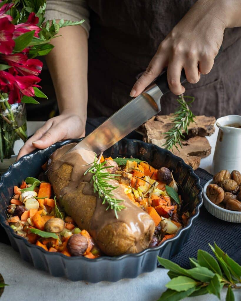 Découvrez cette recette de rôti vegan, avec une base de haricots blancs et une farce à la pomme et à la châtaigne.