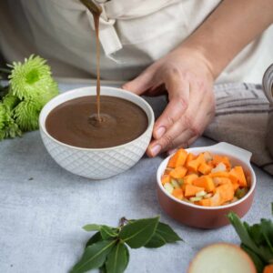 Faites votre propre sauce gravy végétalienne pour accompagner vos plats et accompagnements, elle sera idéale avec votre rôti vegan du Réveillon !